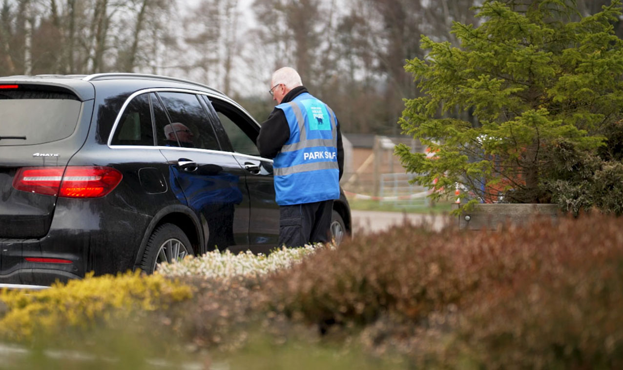 Car arriving and being greeted by staff IMAGE: FoSho 2023